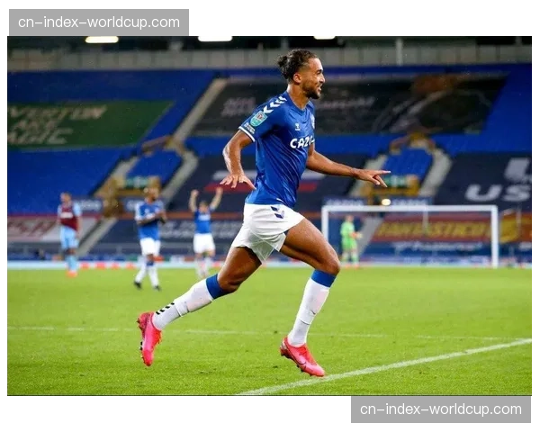 埃弗顿赛前踩场训练，球队重点演练定位球攻防