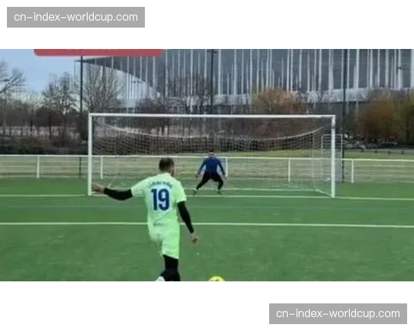 马德里举办社区足球节，设置“射门精度挑战”吸引上千市民参与