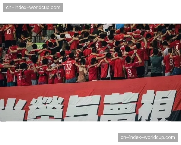 成都凤凰山球场2026赛季首个主场，球迷TIFO致敬城市历史